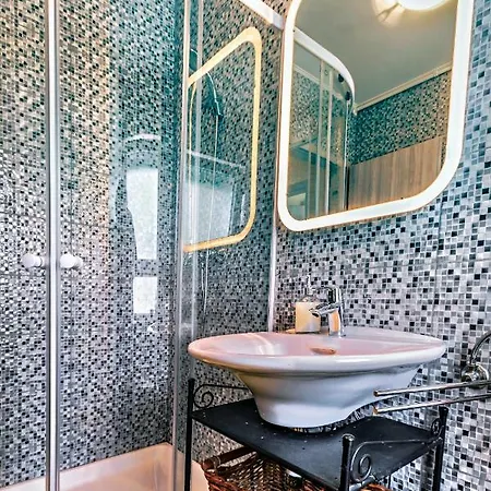 Silver Shades Apartment *